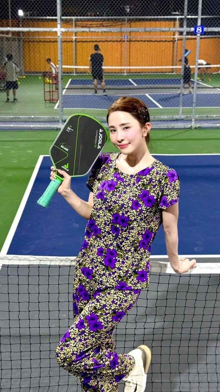 Mới đây, Quỳnh Nga bất ngờ gây bão mạng với hình ảnh thả dáng trên sân pickleball cùng bộ outfit bà thím với hoa tím mộng mơ mà makeup look cực thắm.