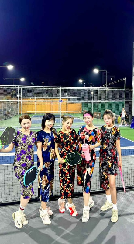 Không một mình, Quỳnh Nga còn rủ cả hội chị em cùng phá đảo sân pickleball với dàn váy áo trọn một vườn hoa.