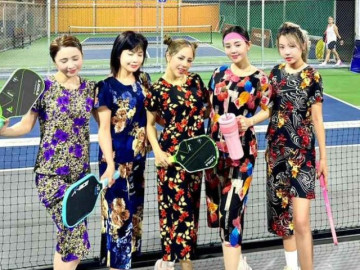 Diện outfit bà thím lên sân pickleball, người chơi gây bão mạng