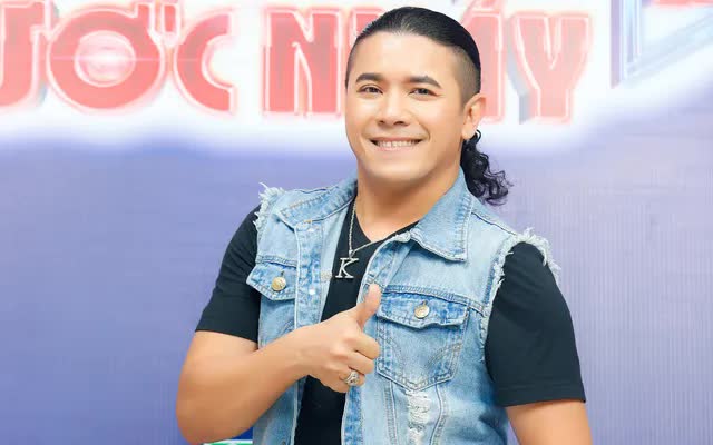 Kasim Hoàng Vũ bất ngờ tuyên bố rời khỏi showbiz khi sự nghiệp đang lên. Đầu năm 2021, Kasim Hoàng Vũ mua một ngôi nhà nằm trong khu dân cư biệt lập thuộc thành phố Houston, tiểu bang Texas. Nam ca sĩ chia sẻ giá các ngôi nhà trong khu này đều khoảng 1 triệu USD (gần 23 tỷ đồng) trở lên. Hiện nam ca sĩ đang sống cùng người thân trong căn biệt thự hai tầng ven hồ, có phòng tập thể thao và khu làm nhạc riêng.