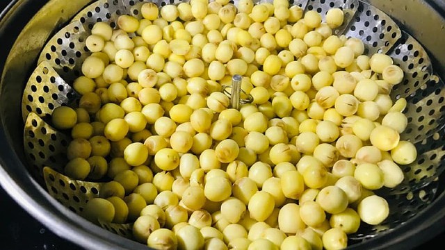 Ngâm hạt sen với nước muối loãng rồi trần nhanh với nước sôi và cấp đông.