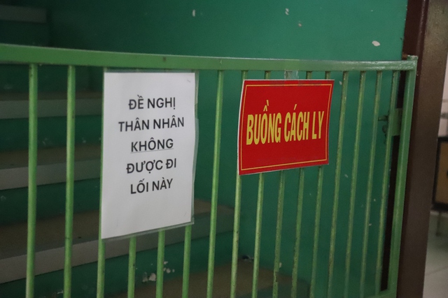 Khu vực cách ly điều trị bệnh sởi tại Bệnh viện Nhi đồng 2. Ảnh: Phạm Thương.