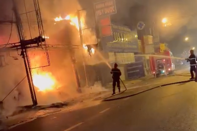 Lính cứu hỏa phun nước dập lửa. Ảnh: M.T.