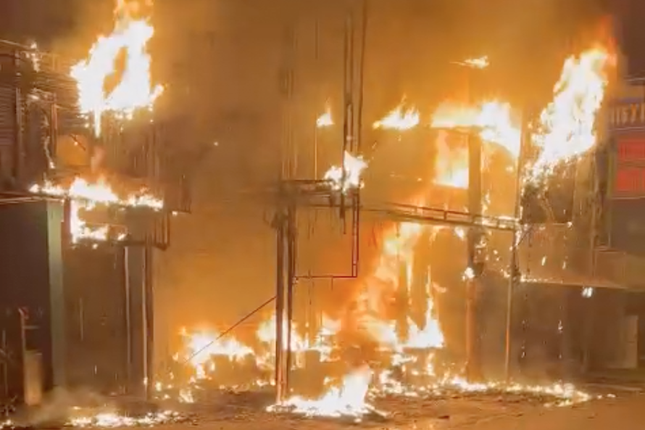 Cửa hàng quần áo xảy ra vụ cháy. Ảnh: M.T.