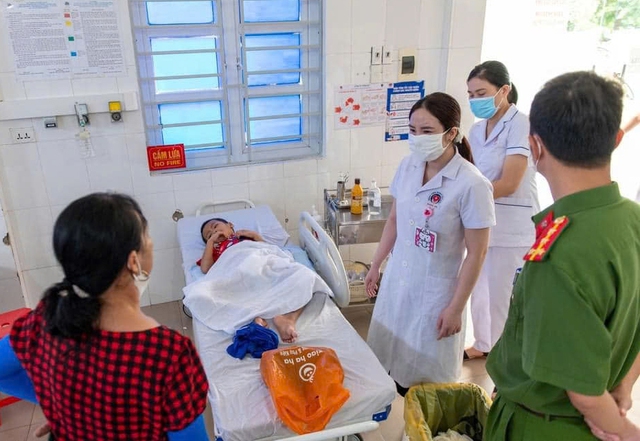 Cháu bé đang được chăm sóc tại Bệnh viện Đa khoa khu vực Tây Bắc Nghệ An.
