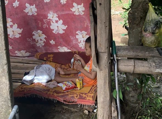 Cháu bé được phát hiện ở trong chiếc lều tạm, trên người có nhiều vết thương lở loét.