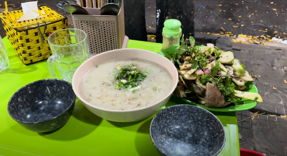Hai vị khách Hàn Quốc thưởng thức món cháo vịt và gỏi vịt 