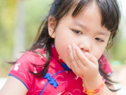 Sức khỏe - Bé gái 7 tuổi ho dữ dội, nôn ói, phim X-quang phổi trắng xóa, nguyên nhân do mẹ bắt làm việc này thường xuyên