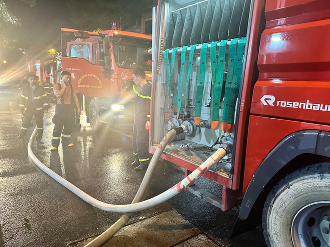 Đám cháy trong ngõ 32 Lạc Long Quân (Bưởi, Tây Hồ, Hà Nội) nhanh chóng được dập tắt nhờ sự có mặt kịp thời của lực lượng chức năng và giảm thiểu được thiệt hại nhờ sự chủ động của người dân.