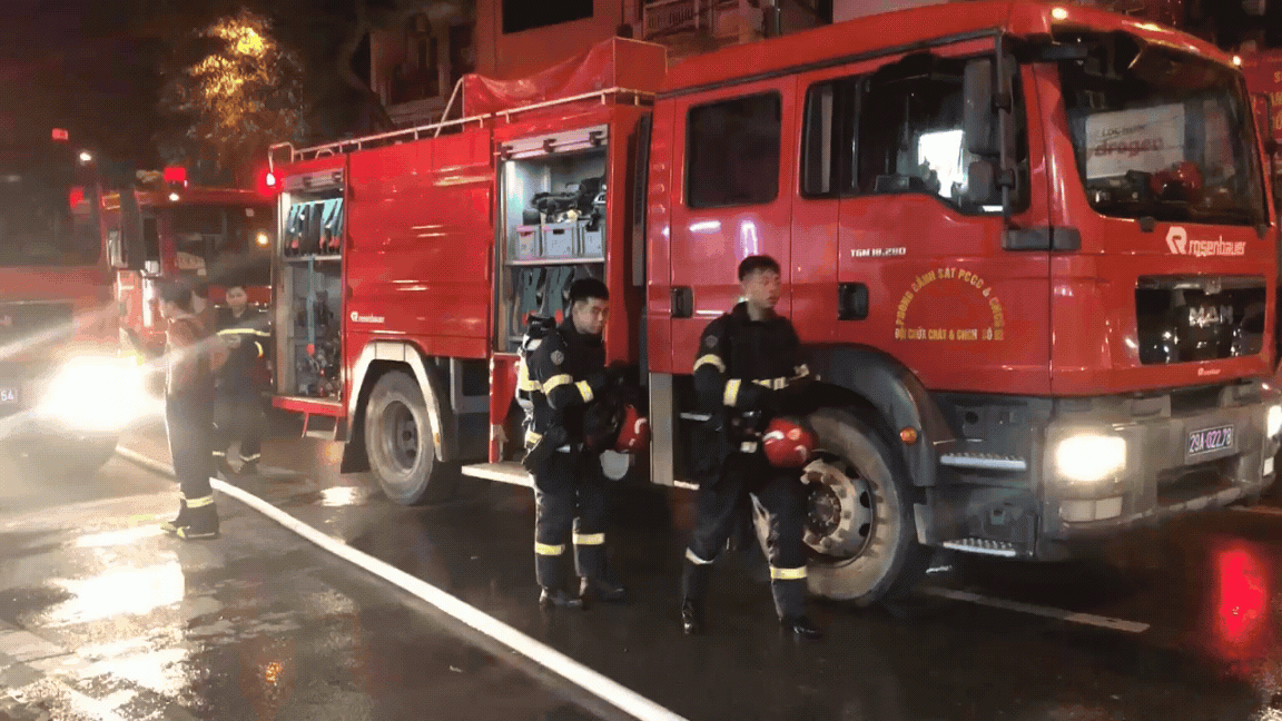 Nhiều xe cứu hỏa và hàng chục Cảnh sát PCCC được huy động để dập tắt đám cháy tại quận Tây Hồ trong tối 25/8.