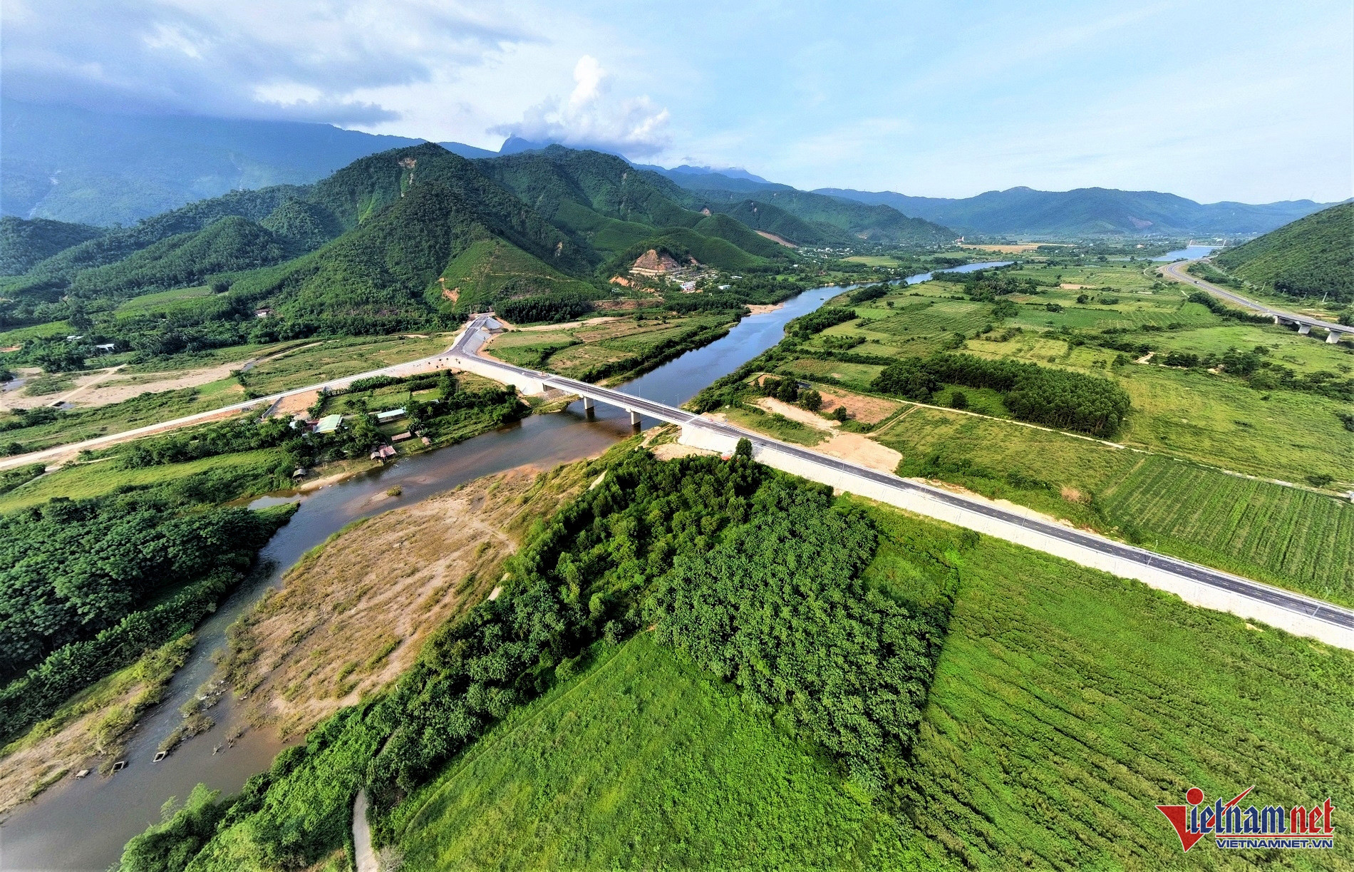 Tuyến đường được xây dựng băng qua các cánh đồng lúa, xung quanh là núi đồi tạo vẻ đẹp cuốn hút.