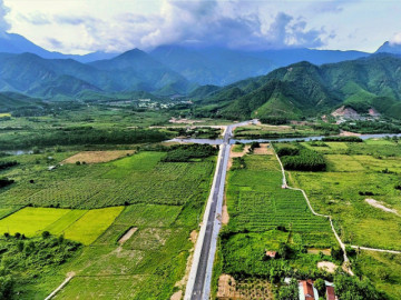 Mê mẩn trước tuyến đường băng qua cánh đồng lúa giữa núi rừng ở Đà Nẵng