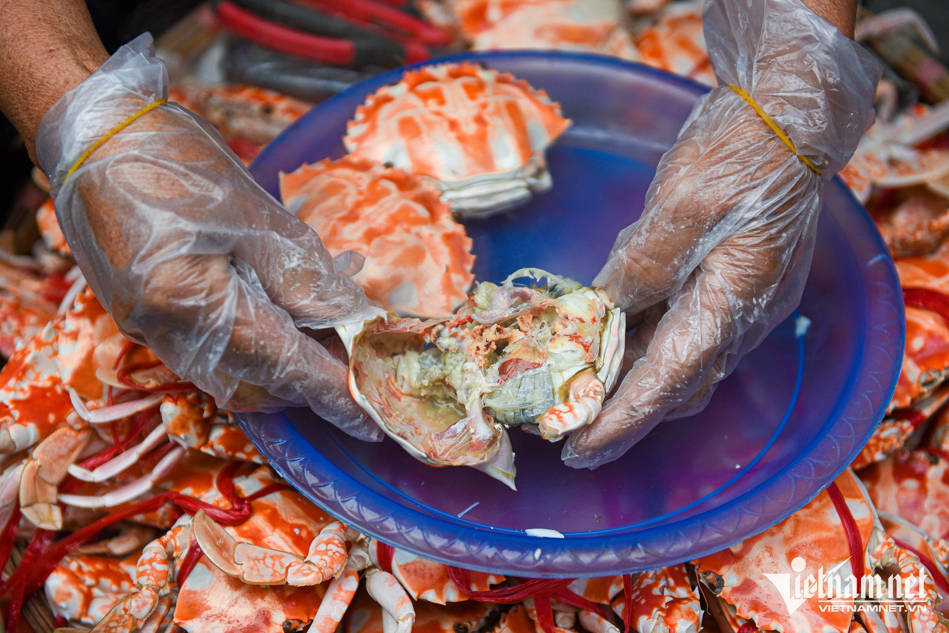 Thông thường, bà Tươi mở hàng từ khoảng 9h30 sáng. Thời điểm quán đông nhất là từ 11h đến 13h.