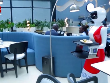 Trải nghiệm thú vị tại nhà hàng Robot cà phê