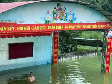 Hiệu trưởng bơi vào trường: Lo 1 tấn gạo ăn của học sinh bị nước nhấn chìm