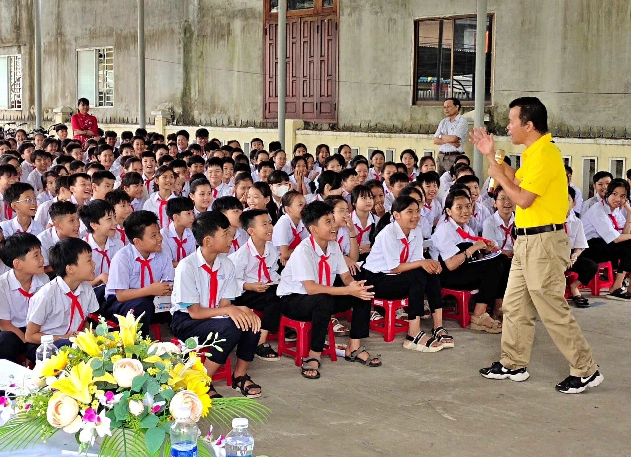 Ths. Công tác xã hội Trần Minh Hải thường xuyên tổ chức các buổi nói chuyện, chia sẻ kiến thức nhận diện, phòng chống xâm hại trẻ em cho học sinh.