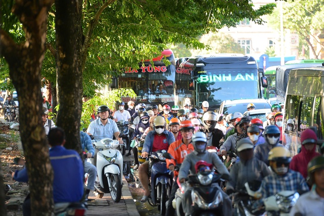 Càng về tối, các tuyến đường càng ùn ứ dài hơn, người dân chật vật di chuyển.