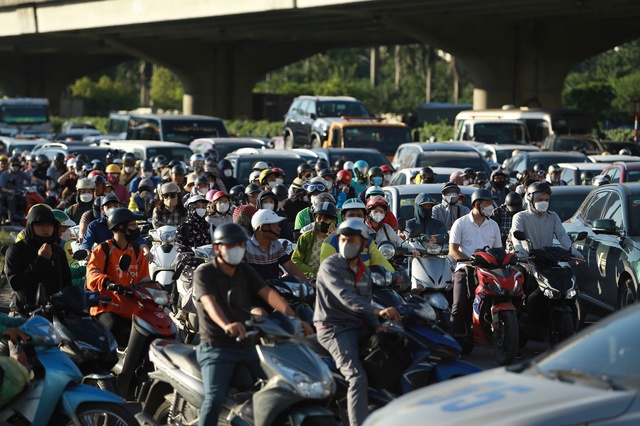 Nhiều tuyến đường ra ngoại thành Hà Nội ghi nhận tình trạng ùn ứ giao thông từ rất sớm.