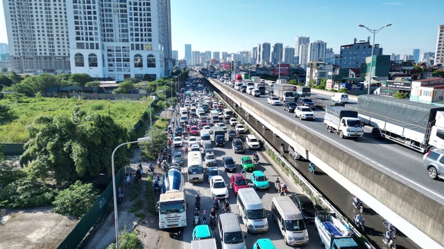 Đường Vành đai trên cao và tuyến đường Nguyễn Xiển - Khuất Duy Tiến phía dưới ùn dài ngay từ đầu giờ chiều thay vì giờ tan tầm như mọi khi.