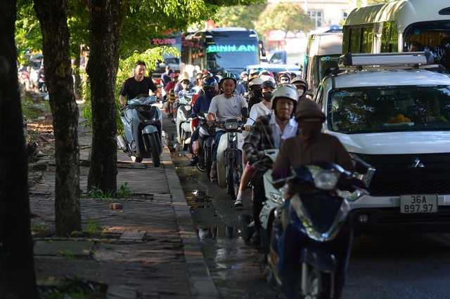Đường Láng, Trường Chinh, Vành đai 2 phía trong nội thành hiển thị giao thông di chuyển chậm trên ứng dụng chỉ đường.