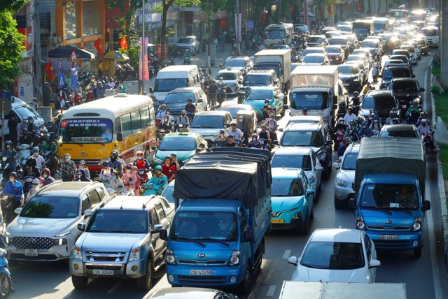 Nhiều tuyến đường Thủ đô đông nghẹt, người dân chật vật về quê nghỉ lễ 2/9 - 5