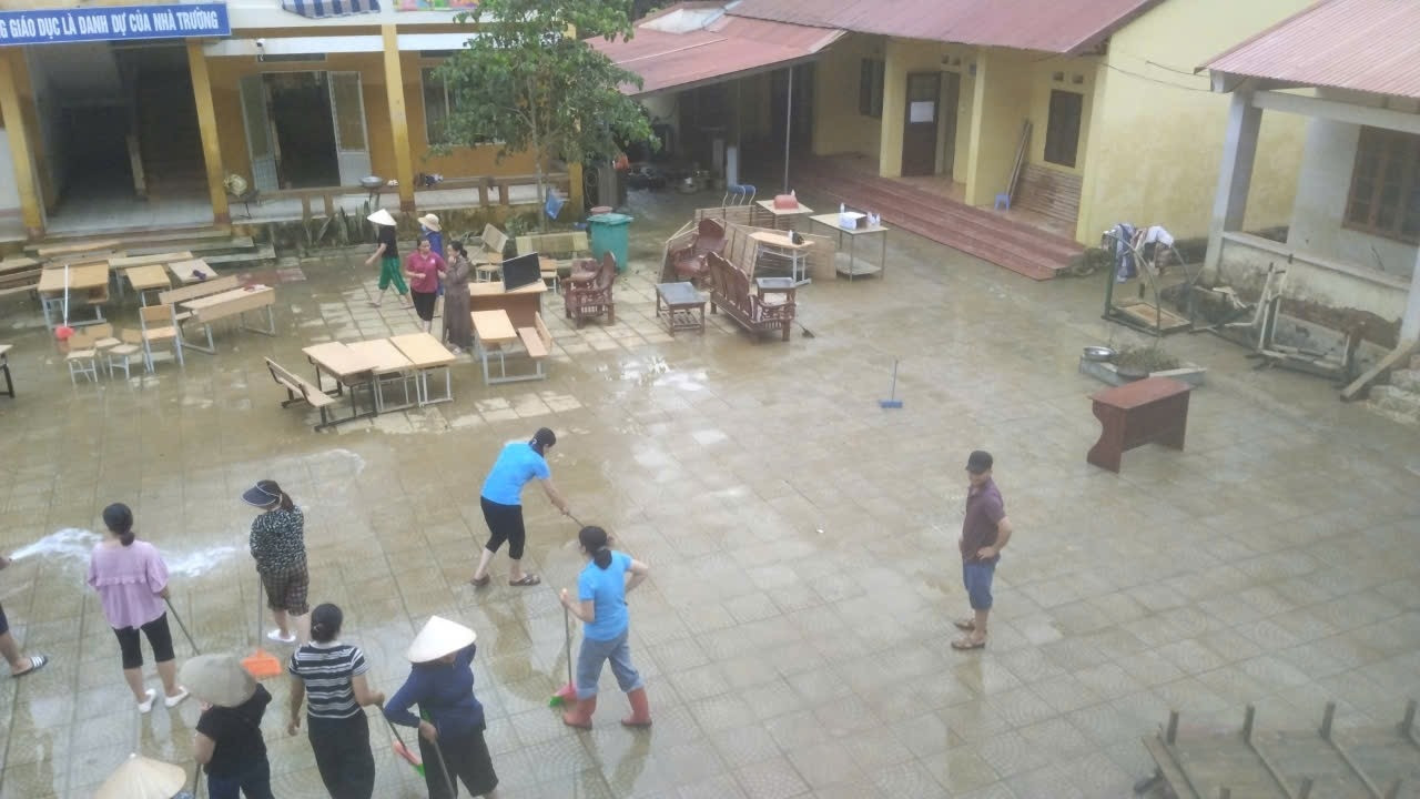 Nhà trường đang khẩn trương dọn dẹp để chuẩn bị cho ngày khai giảng. Ảnh: Quốc Việt