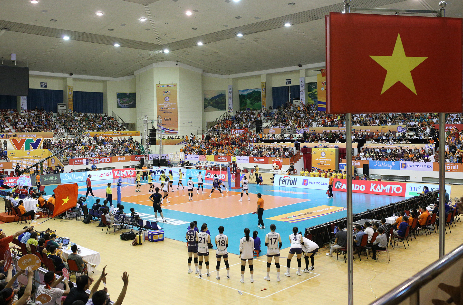 Tái đấu CLB Express (Hàn Quốc) ở bán kết VTV Cup 2024, tuyển bóng chuyền nữ Việt Nam có sự chuẩn bị tốt nhất về chuyên môn và tâm lý. Tại vòng bảng, Bích Tuyền và các đồng đội gặp rất nhiều khó khăn và phải nhờ tới màn lội ngược dòng ngoạn mục mới giành chiến thắng sau 5 set.