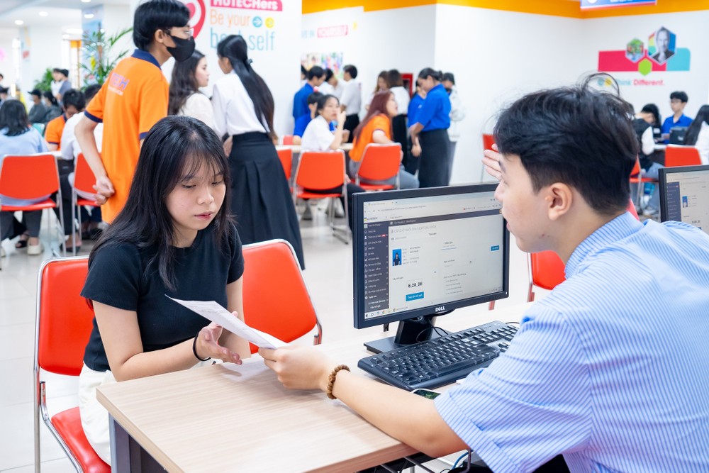 Tân sinh viên làm thủ tục nhập học tại Trường ĐH Công nghệ TP.HCM. Ảnh: NT