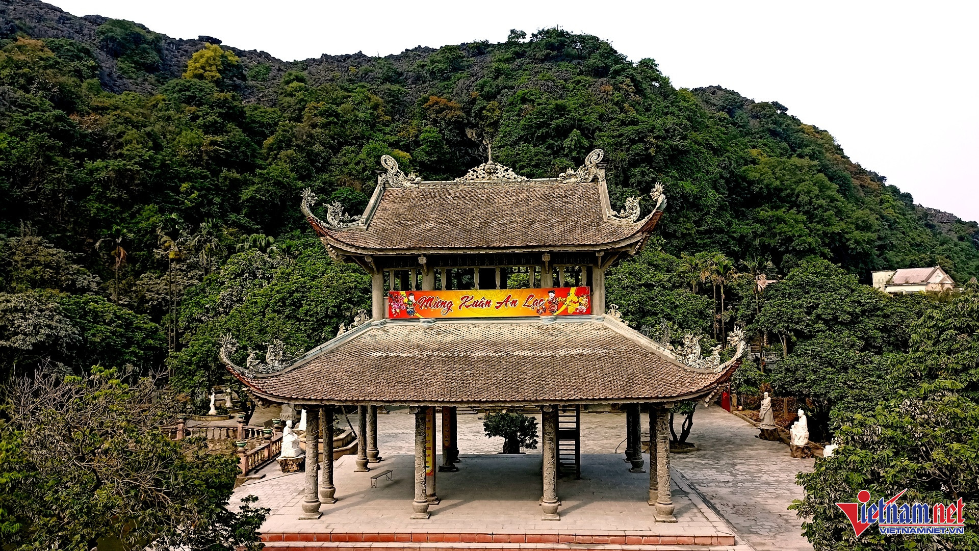 Sân trước của động có phủ thờ Bà chúa Thượng Ngàn, phủ thờ Đức Thánh Mẫu. Ảnh: Trần Nghị