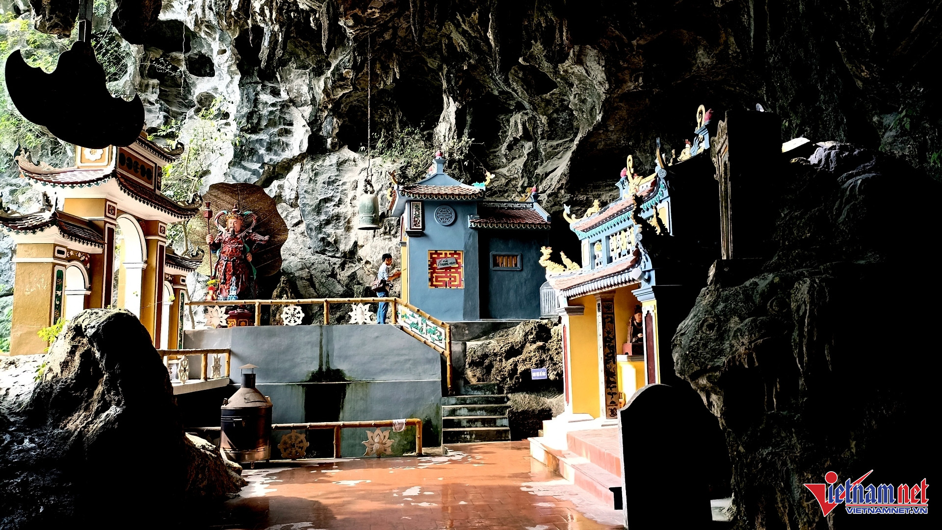 Trong động có nhiều miếu thờ. Ảnh: Trần Nghị