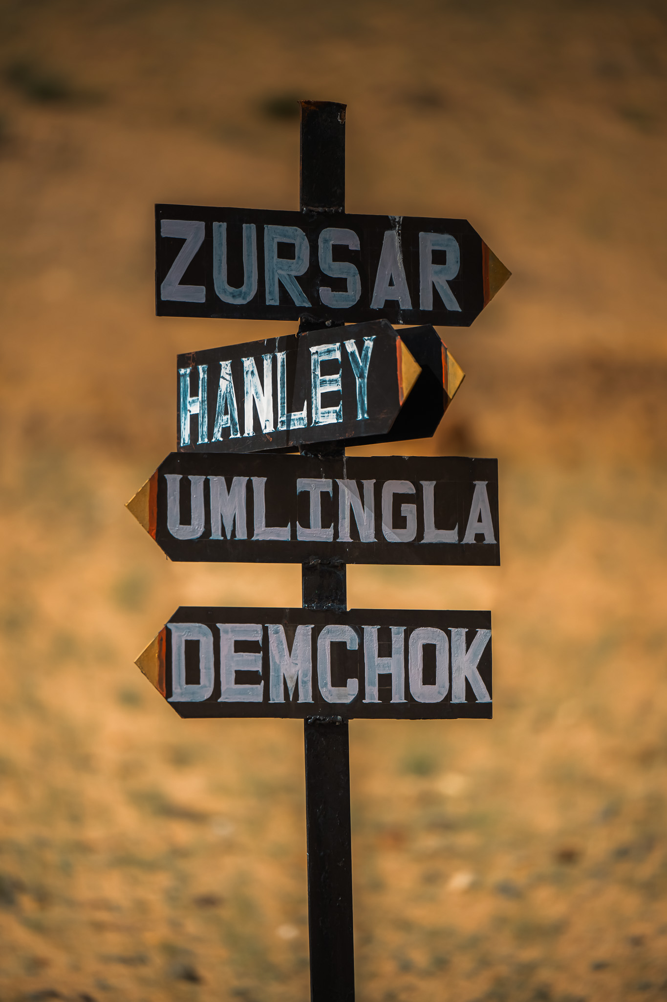 A sign pointing left towards Umling La Pass