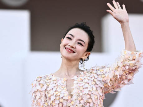 Chương Tử Di diện váy xẻ ngực trên thảm đỏ Venice