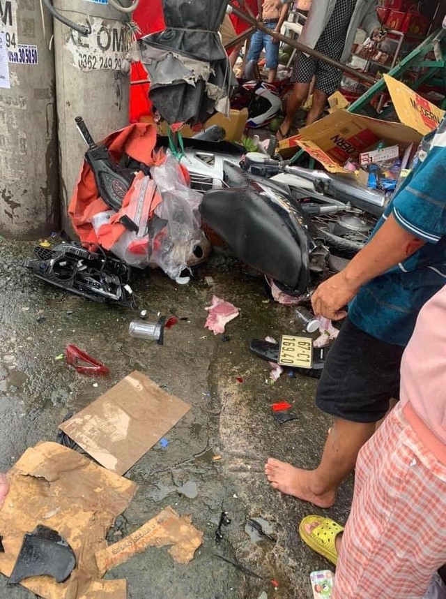 Ô tô amp;#34;điênamp;#34; tông hàng loạt xe máy ở Đồng Nai - 1