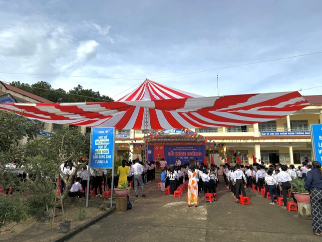 Tuy mưa nhiều do ảnh hưởng của bão số 3 trong mấy ngày qua, may mắn hôm nay thầy và trò đã đón lễ khai giảng trong tiết trời nắng đẹp.