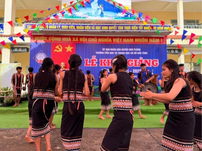 img src/upload/3-2024/images/2024-09-05/1725512029-khai-giang-4-4851-width645height484.jpg width660 /