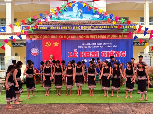 Khai giảng đặc biệt giữa lúc động đất - 8