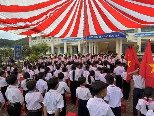 Thầy Phan Văn Nam - Hiệu trưởng Trường Tiểu học và THCS xã Đăk Tăng (huyện Kon Plông) cho biết, trường đã kết hợp các kiến thức ứng phó, bảo vệ bản thân trong động đất vào môn học hoạt động trải nghiệm, 3 tiết/tuần. Đây là kiến thức cần thiết, bổ ích đối với các học sinh đang phải sống trong vùng động đất.