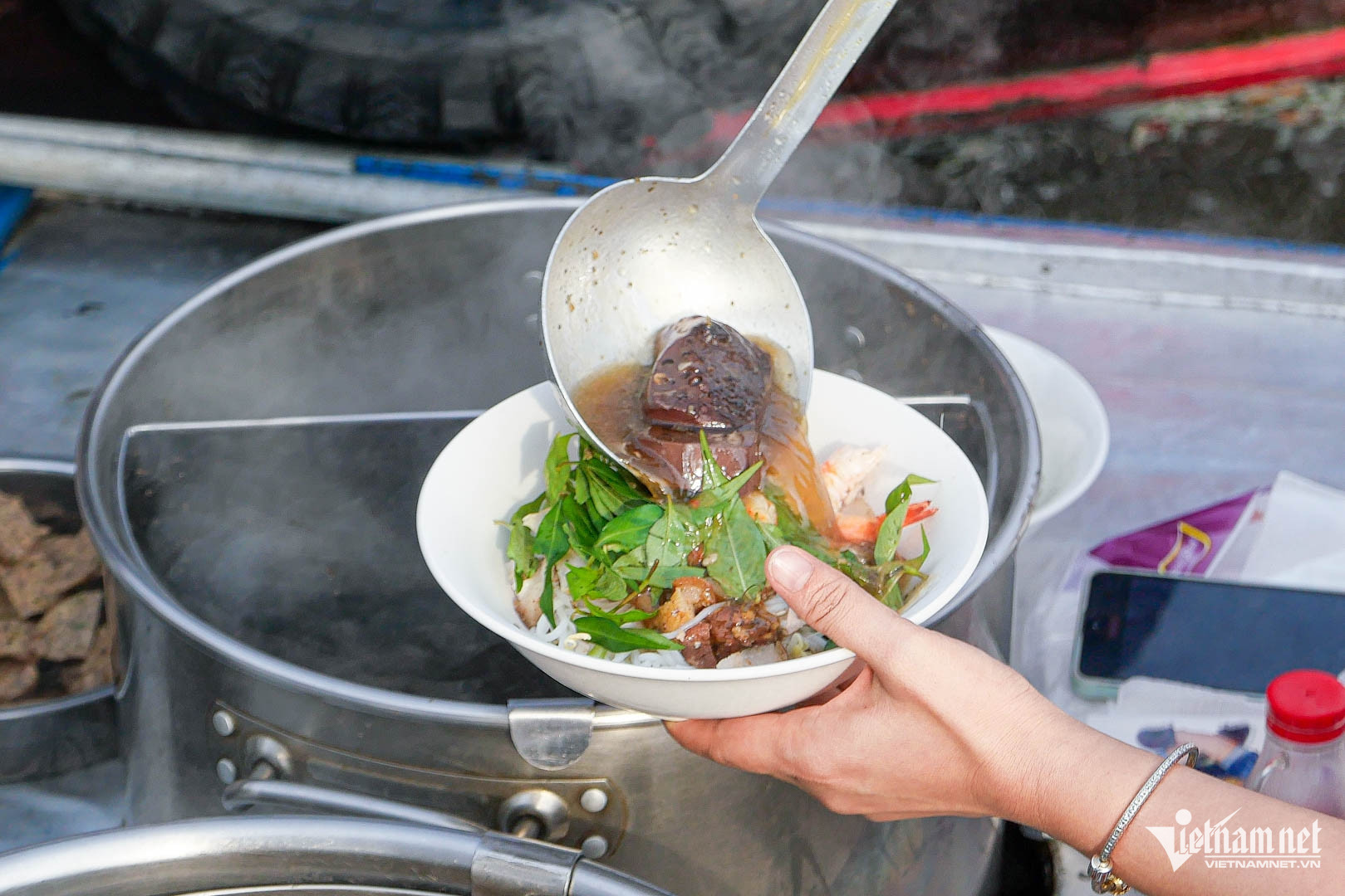 Nước lèo là linh hồn của các món bún riêu, hủ tiếu. Ảnh: Linh Trang