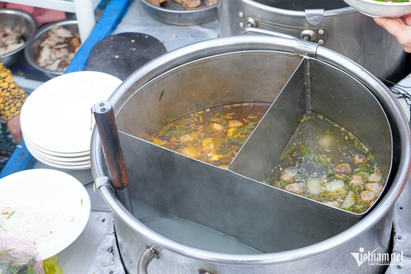 amp;#39;Bún lắcamp;#39; độc lạ ở Cần Thơ, khách run tay bưng bát thấy thú vị - 2