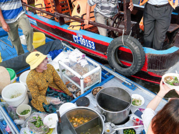 'Bún lắc' độc lạ ở Cần Thơ, khách run tay bưng bát thấy thú vị