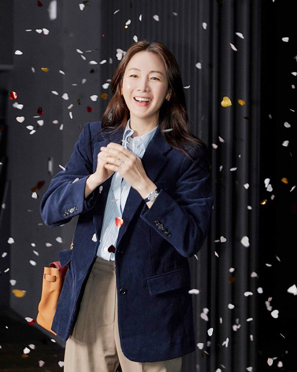 Choi Ji Woo cũng tiết lộ cô thường xuyên tắm bằng nước có pha vài giọt rượu gạo tinh luyện. Cô đảm bảo rằng công thức pha chế này giữ cho làn da của mình đủ ẩm.