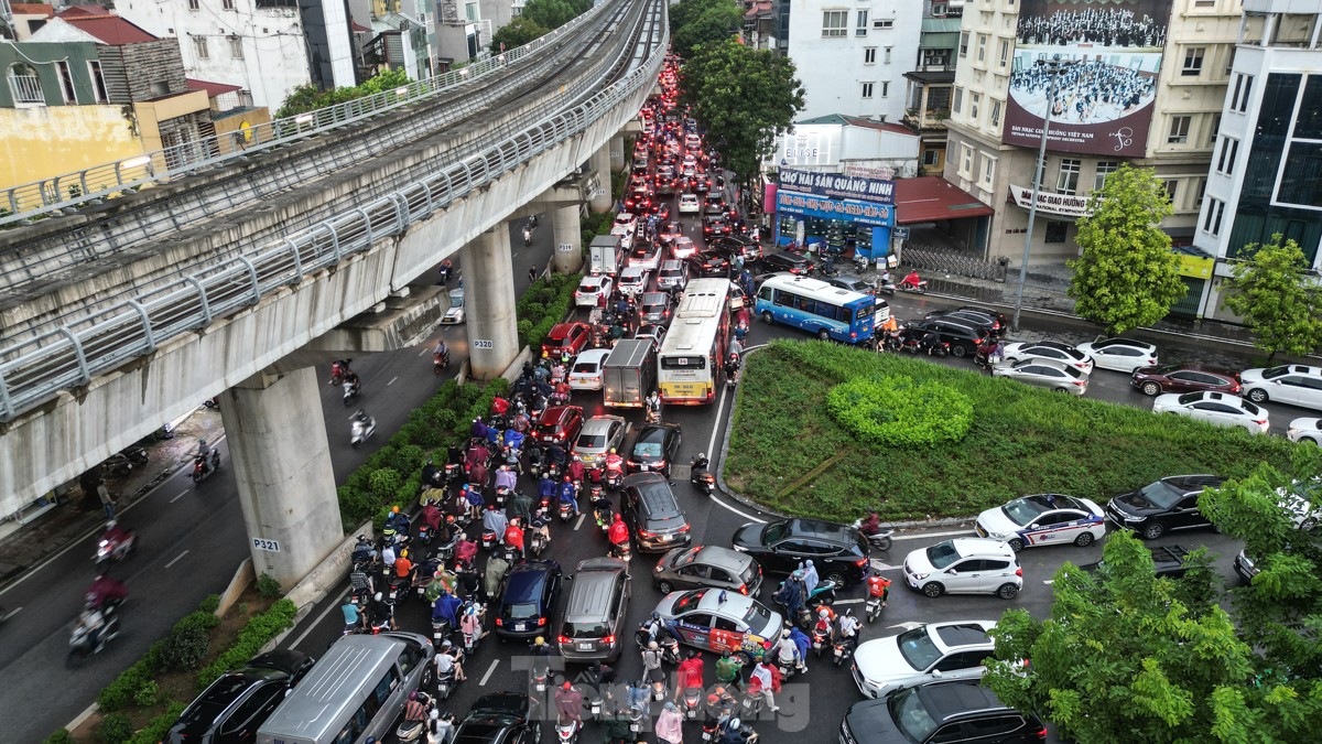 Tại ᵭường Cầu Giấy, sau cơn mưa chiḕu nay là khung cảnh hỗn loạn các phương tiện.