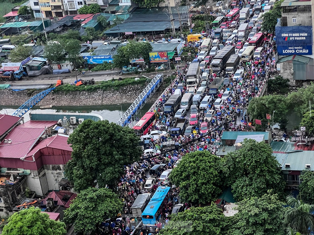 Giao thȏng Hà Nội hỗn loạn, người dȃn tháo chạy vḕ nhà tránh bão - 7