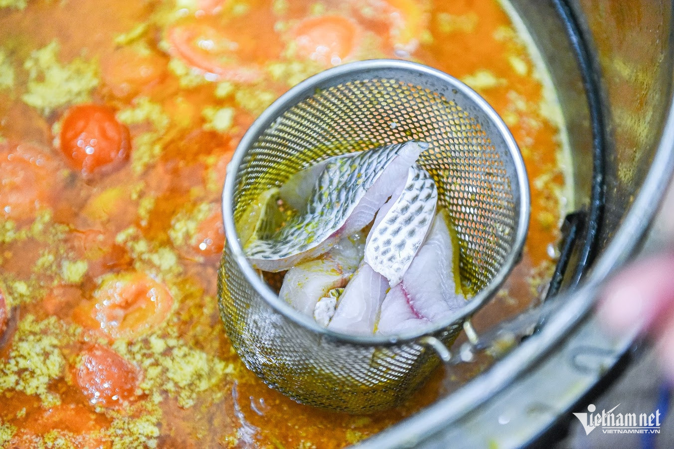  Giá mỗi bát bún cá tại quán từ 35.000 đồng, thêm chả cá/tôm là 40.000 đồng. Bát đầy đủ cá - chả - tôm có giá 45.000 đồng. Ảnh: Linh Trang