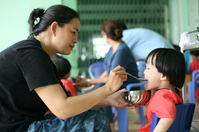 Khi ăn, các trẻ vào bàn ngồi ăn cùng bạn, với các trẻ chưa tự ăn được các bảo mẫu sẽ cho ăn