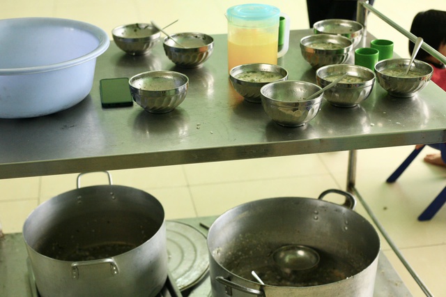 Bữa sáng của các cháu tại Trung tâm Nuôi dưỡng bảo trợ trẻ em Tam Bình là cháo thịt băm và nước ép cam