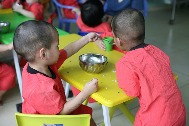 Các trẻ ở Trung tâm Nuôi dưỡng bảo trợ trẻ em Tam Bình ăn rất ngoan