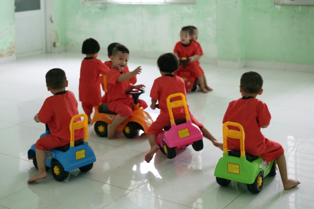 Sau khi ăn, các cháu được vệ sinh cơ bản rồi vào phòng vui chơi