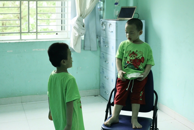 Các cháu được vui chơi trong căn phòng khá thông thoáng