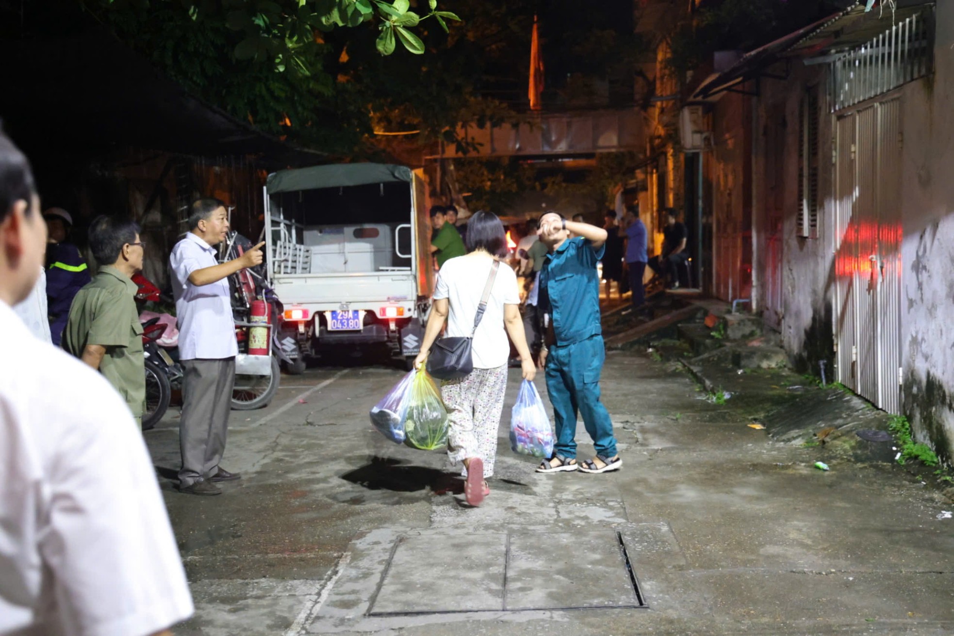 Cận cảnh người dân ở chung cư cũ Hà Nội di dời trong đêm tránh siêu bão - 5